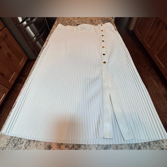 NWT. Marc New York cream colored pleated skirt with gold buttons. - Picture 5 of 12